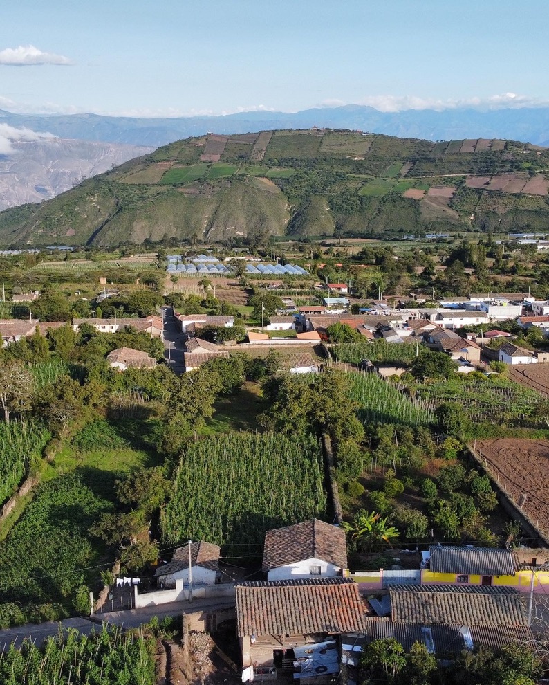 The town of Cahuasquí on its mesa