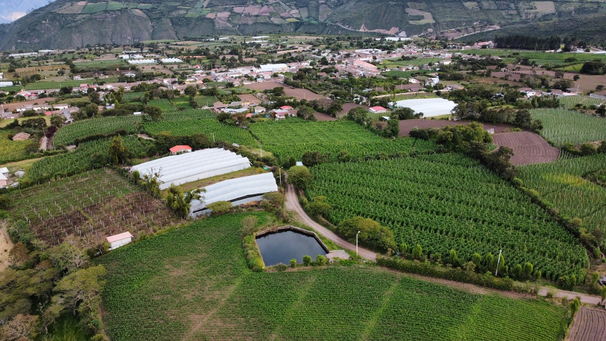 Aerial view of the Cahuasquí plateau between two rivers