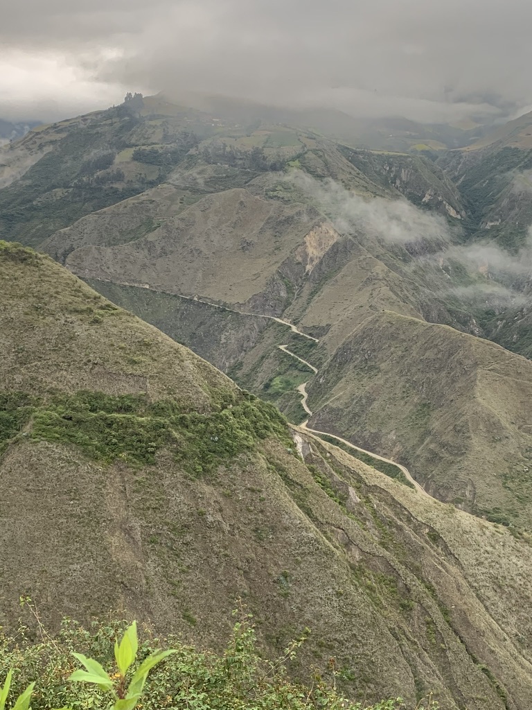 Die Straße auf das Cahuasquí-Plateau