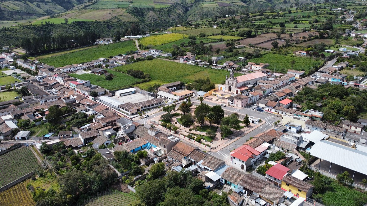 The plaza in the center of Cahuasquí