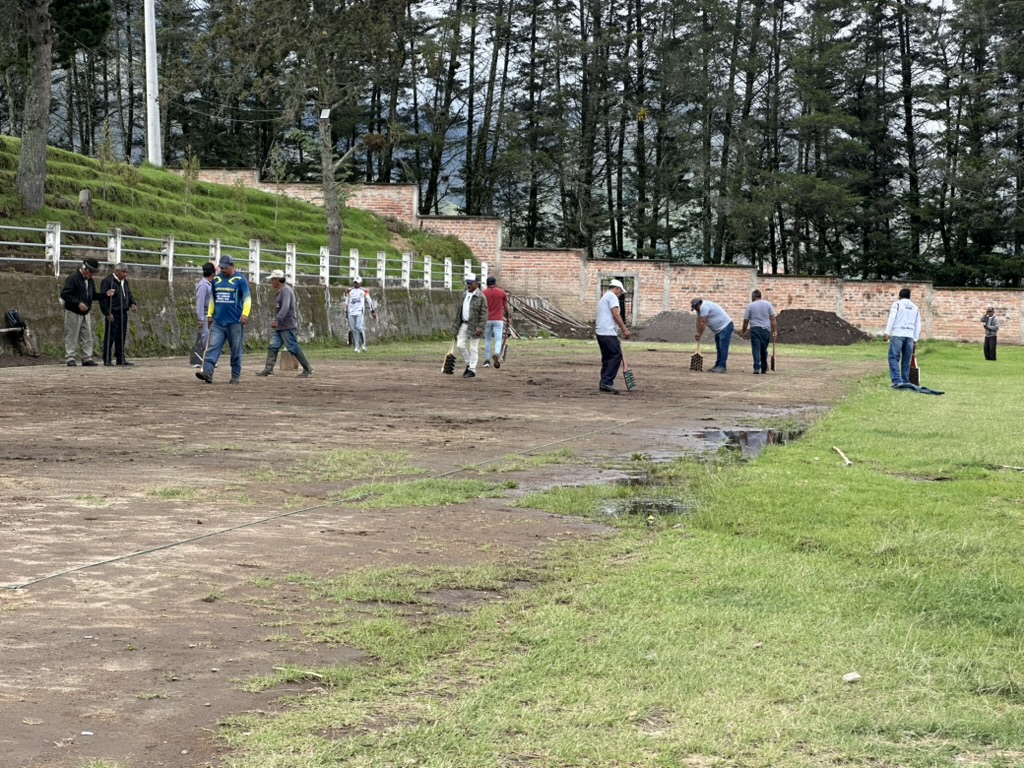 Neighbors working together during a minga in Cahuasquí