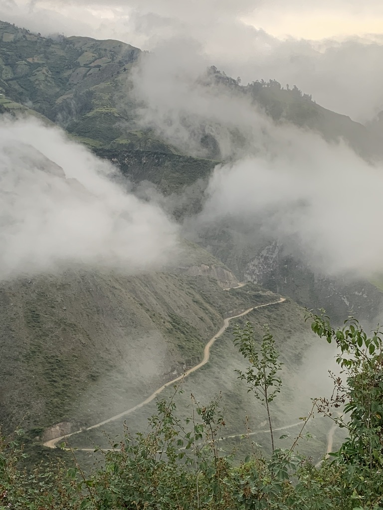 Bergstraße, die auf dem Weg zum Hochplateau in tiefe Wolken verschwindet
